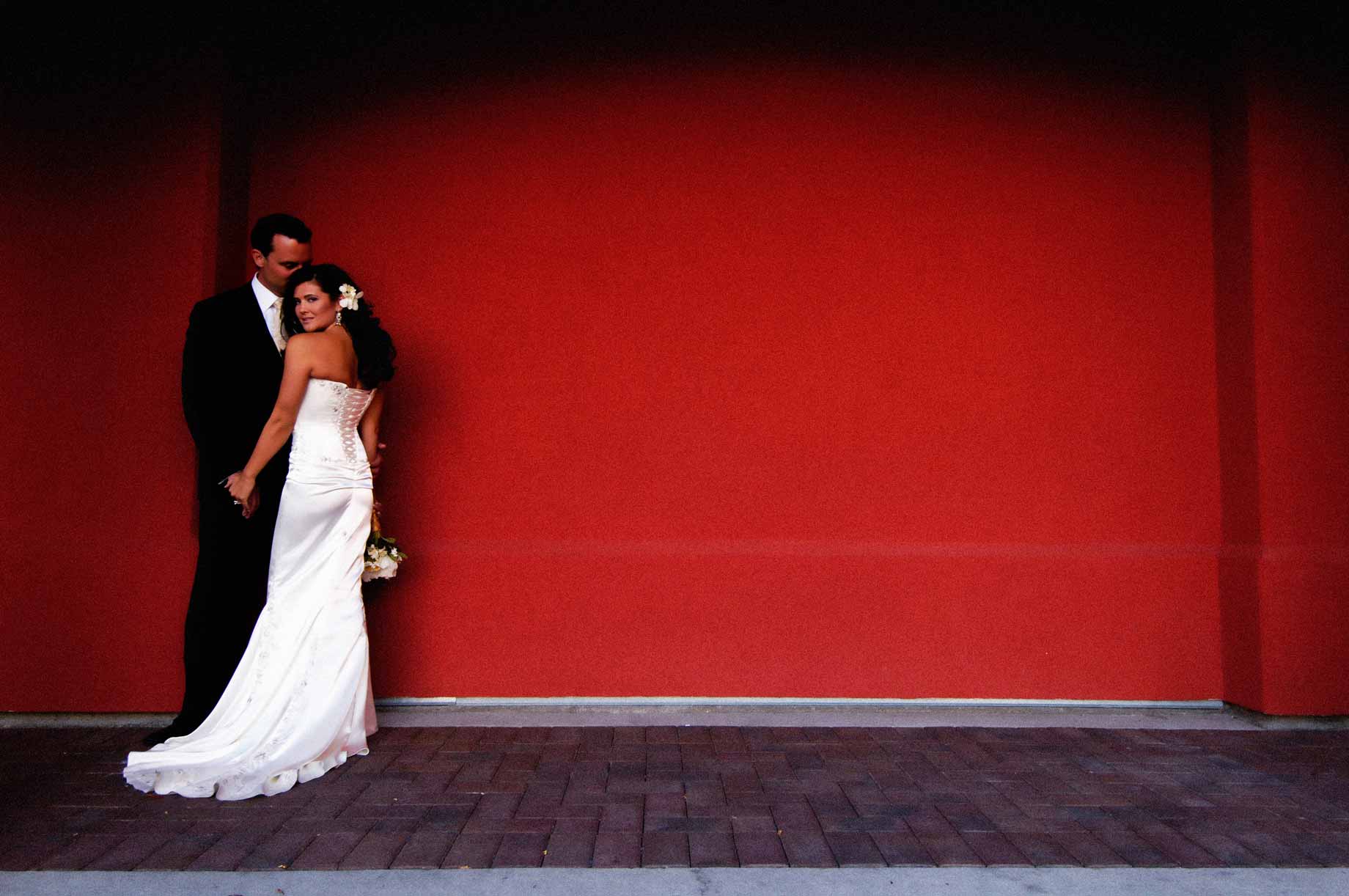 Couple sur fond rouge, photo retravaillée, par Glen Durrell