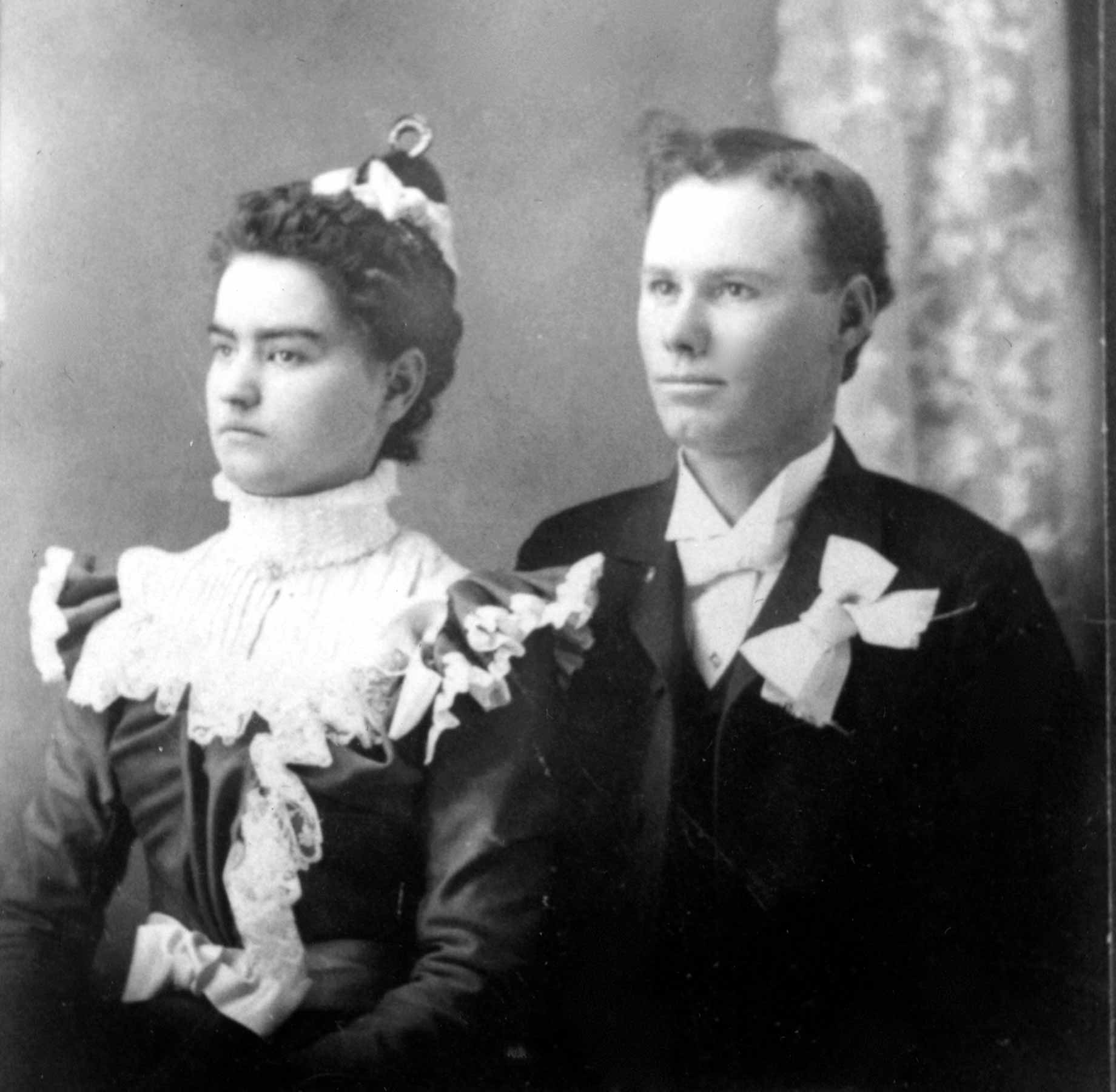 Mariés stoïques pris en photo le 1er janvier 1900