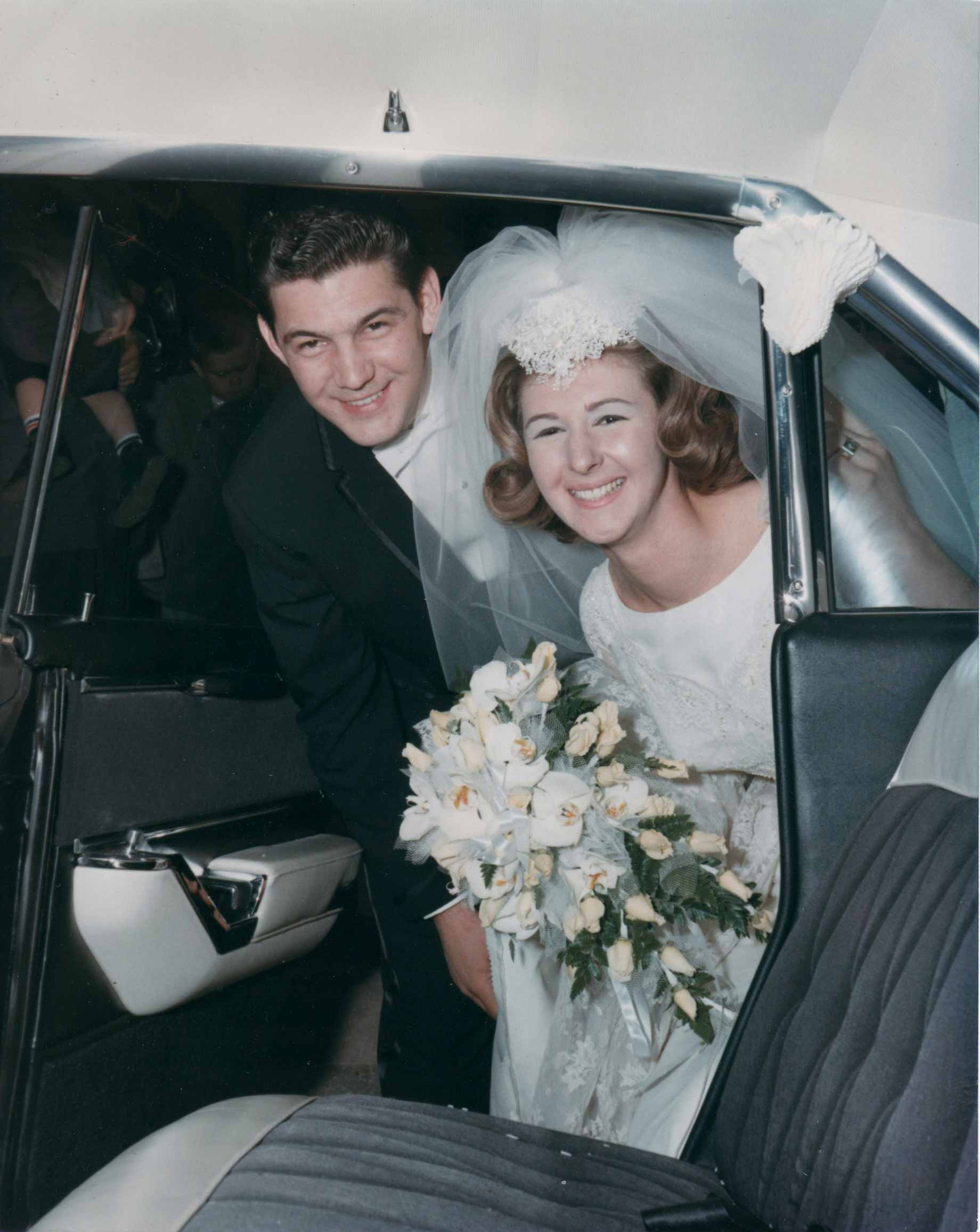 Photo surprise dans la voiture des mariés, 1966